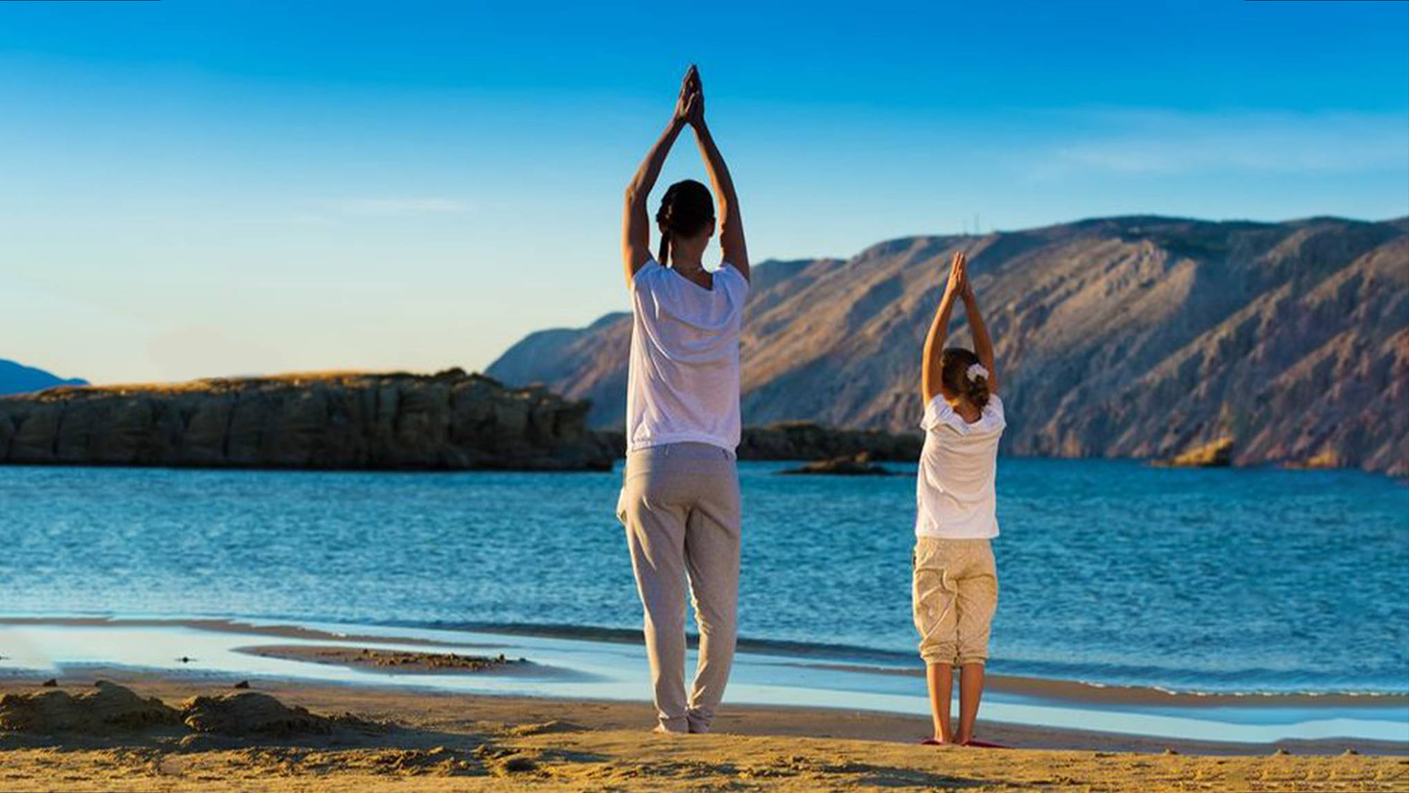 Остров йоги. Йога на пляже. Йога на пляже для детей. Медитация на пляже. Утренняя йога.